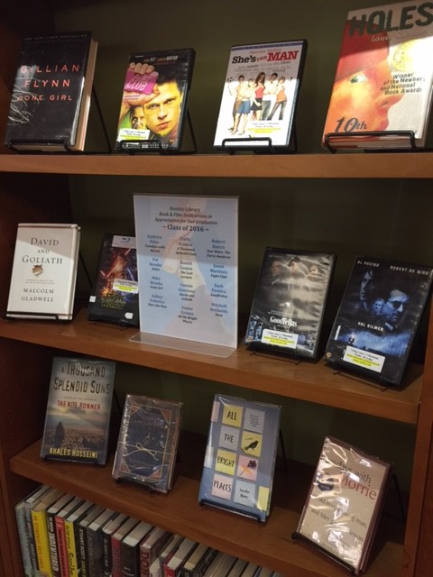 2016-senior-books-shelf-pic