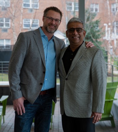 Photo of Bentley alumnus Arik Levy ’96 and Professor Sandeep Purao.