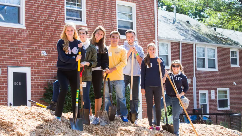 bentley students participating in service-learning at prospect hill park