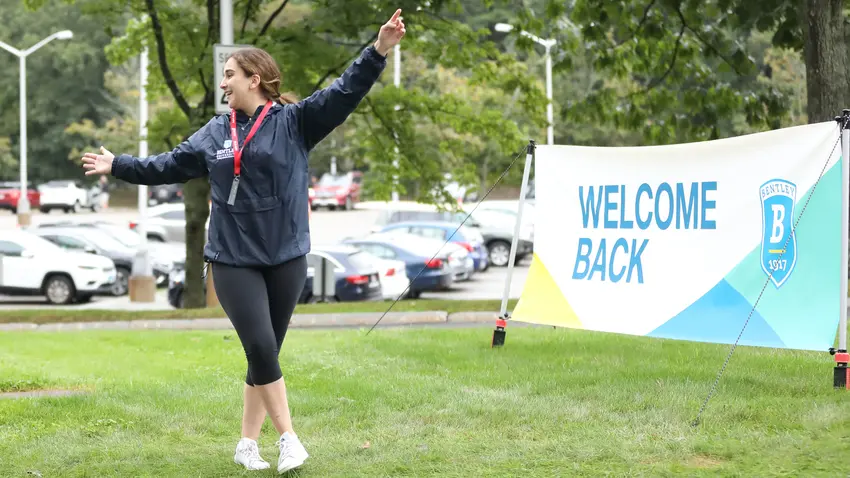 student welcoming cars on move in day 2021