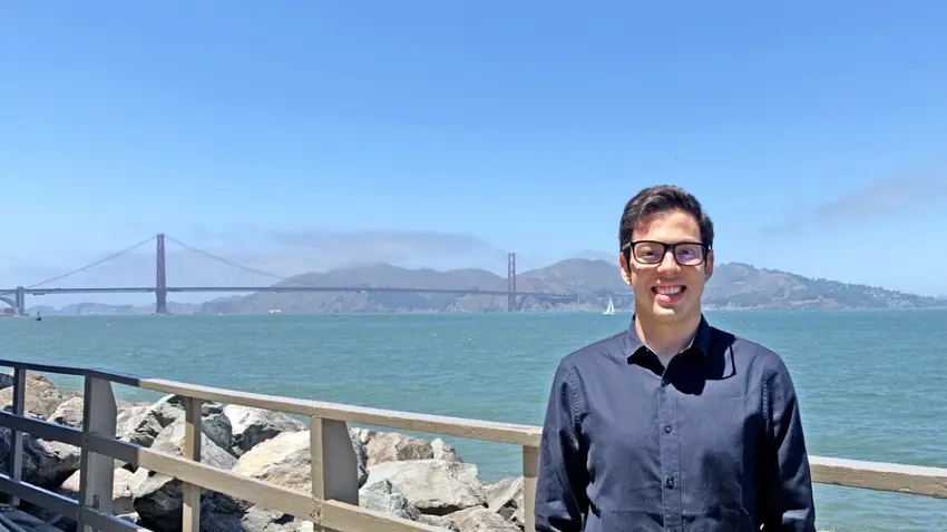 Eduardo "Edu" Franco Saucedo ’22 in San Francisco, with the Golden Gate Bridge in the distance.