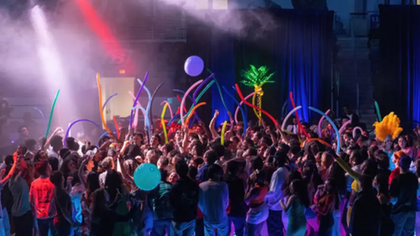 Crowd on dance floor during una Hora Loca at La Raza