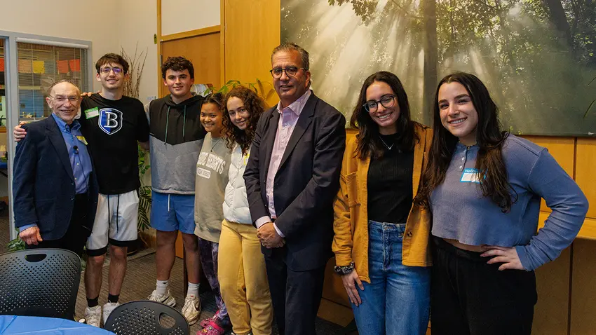 Steven C. ’83 Millner with students at Shabbat dinner