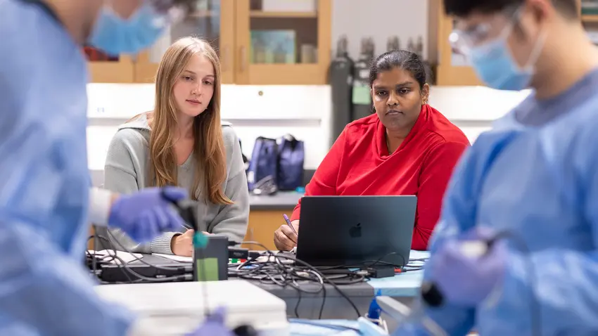 (back, left to right) Bentley User Experience Center consultants Olivia Boardman, MSHFID ’26 and Ramya Mahendran, MSHFID ’25 observe Andrew Hahn, MSHFID ’25 (front left) and Ying Lung Kwan, MSHFID ’25 as they prepare surgical instruments for FDA clearance testing. (Photos by Maddie Schroeder)