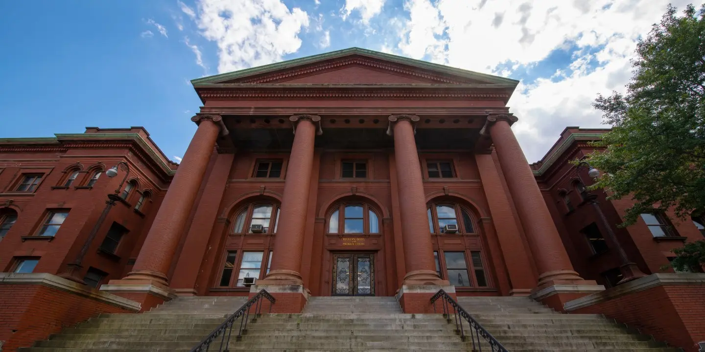 Exterior photo of Cambridge courthouse