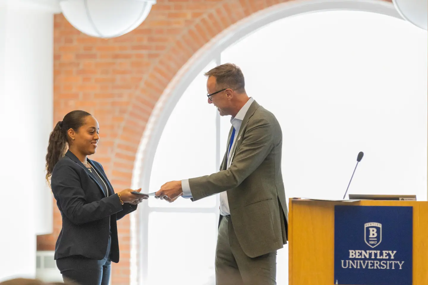 Professor Eijmberts presenting an award at UGRD